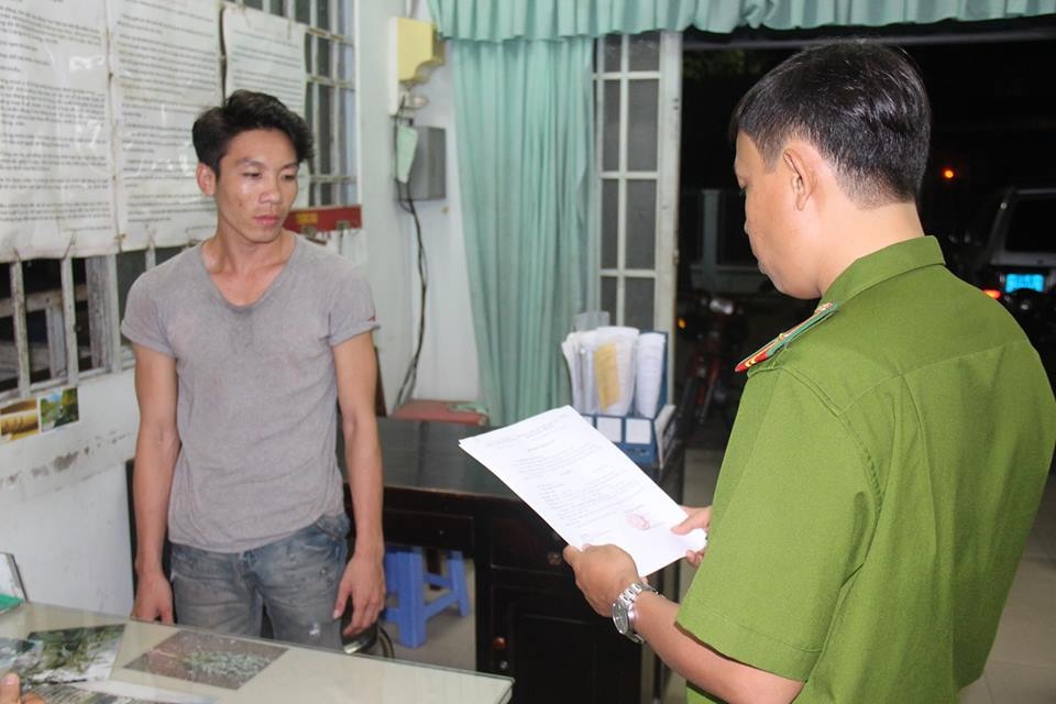 Bat thanh nien vao benh vien dam thung phoi doi thu hinh anh