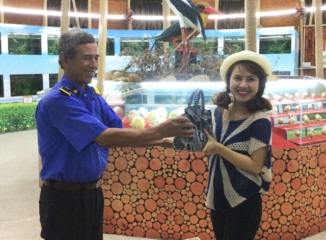 Bao ve nhat dien thoai Vertu tra lai nguoi danh roi hinh anh