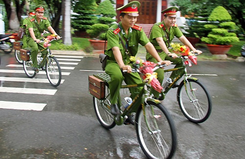 Trao tang 300 xe dap chuyen dung cho Cong an Can Tho hinh anh