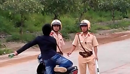 2 thanh nien o mien Tay tan cong CSGT hinh anh