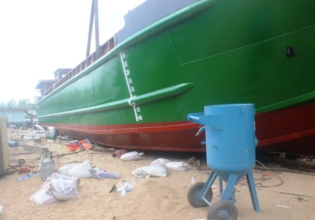 Mot cong nhan bi sa lan de chet hinh anh