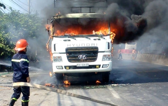 Xe tai chay rui tren quoc lo 1A hinh anh