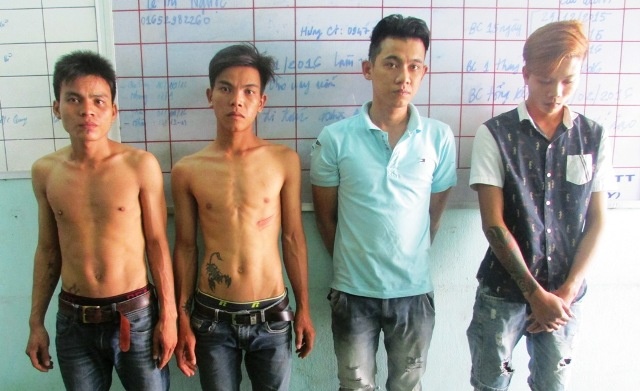 Khoi to 4 thanh nien cuong hiep thieu nu hinh anh