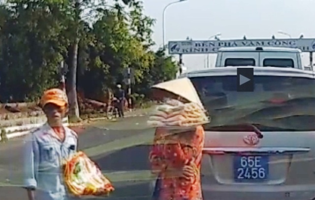 Truy bat 2 thanh nien trom tui xach trong oto bien xanh hinh anh