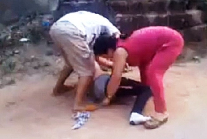 Co gai bi danh ghen, lot quan ao giua pho o mien Tay hinh anh