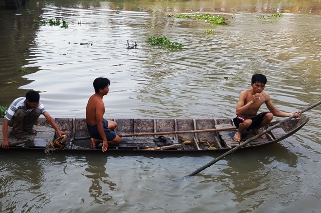 Tim thay thi the be gai 4 tuoi roi xuong song hinh anh