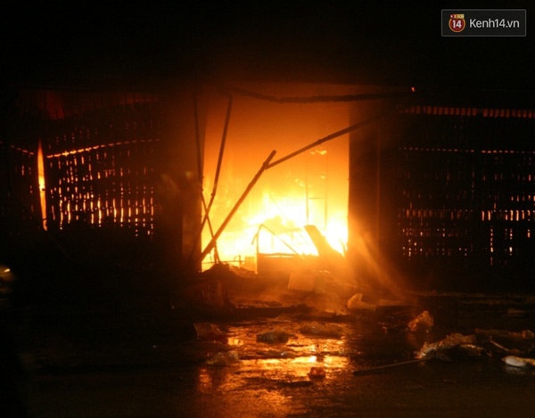 Can nha khoa cua chay du doi, chiec oto bi thieu rui hinh anh