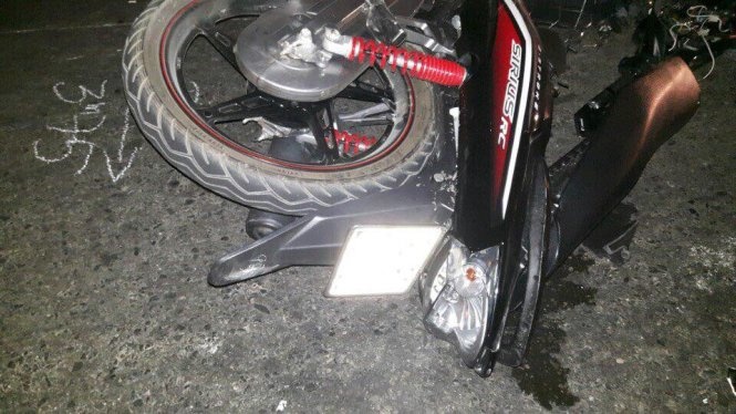 Hai thanh nien cup dau xe cong an cho nghi pham hinh anh