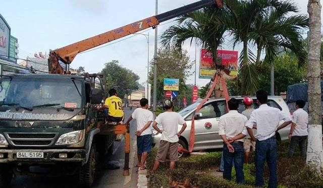 Xe taxi 7 cho mac ket tren dai phan cach hinh anh