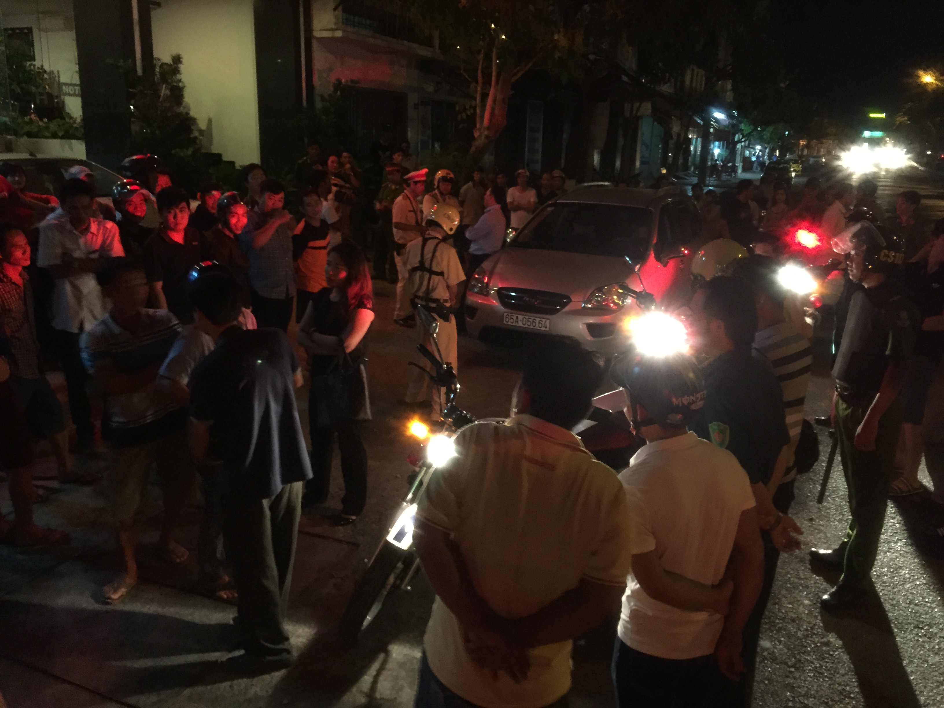 Nguoi vi pham yeu cau CSGT vao khach san anh 1