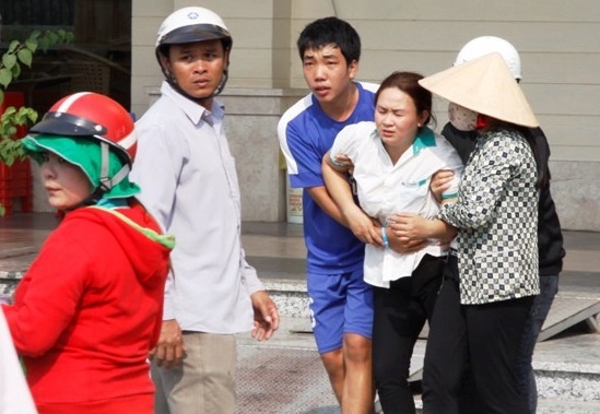 Thay chong chet duoi gam xe tai, vo ngat xiu hinh anh