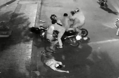 Cai va voi nu tiep vien rot bia, 2 thanh nien bi danh hinh anh