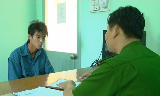 Vao quan ca phe danh tiep vien, cuop vi tien hinh anh