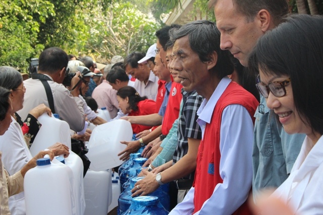 Cuu tro khan cap nuoc uong anh 1