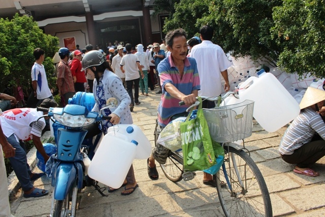 Cuu tro khan cap nuoc uong cho nguoi dan Ben Tre hinh anh