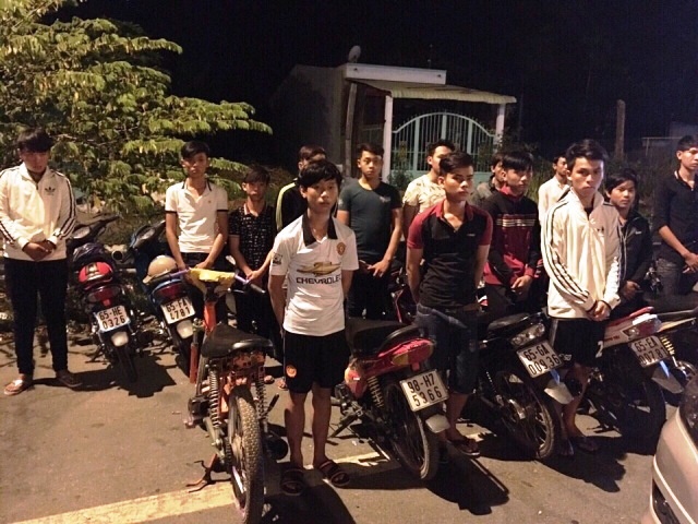 50 thanh nien tu tap, co vu dua xe tren cau Can Tho hinh anh