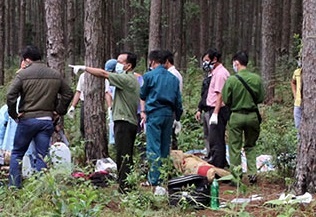 Khai noi chon xac nguoi mua ve chai vi bi am anh hinh anh