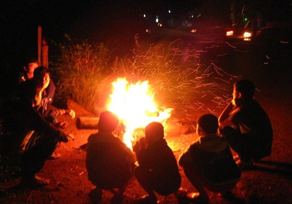 Tuc vo, chong nem con 6 thang tuoi vao lua hinh anh