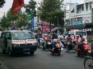 Doan xe cuu thuong cho hon 300 benh nhi gay hoang mang hinh anh