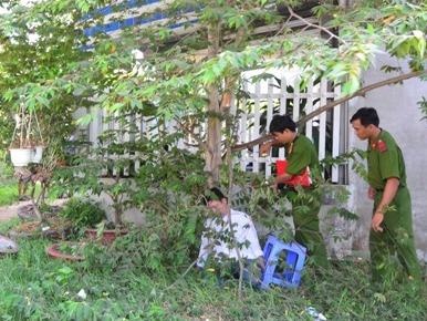 Tai xe toa an tinh Tra Vinh treo co tren cay trung ca hinh anh