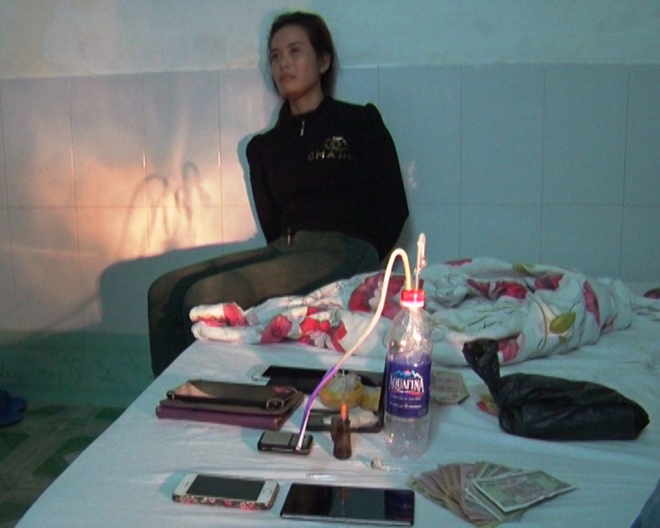 Bat doi tinh nhan dang hut ma tuy da trong khach san hinh anh