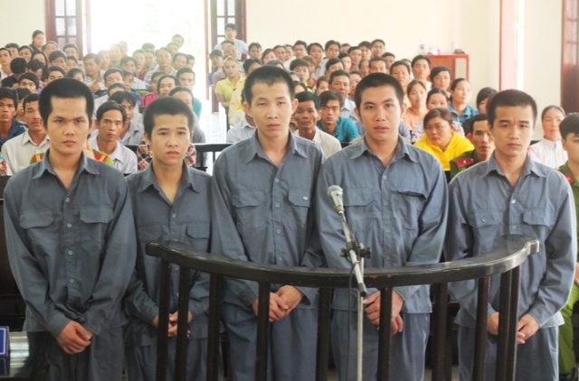 Nhom thanh nien mien Tay cam dao di chem chet nguoi hinh anh