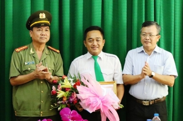 Giam doc Cong an Can Tho thuong nong tai xe taxi bat cuop hinh anh