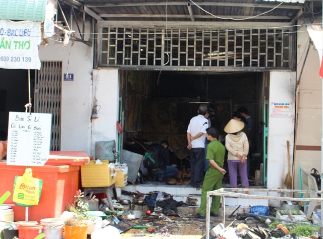 Quan nhau trong cho boc chay, tieu thuong hoang loan hinh anh