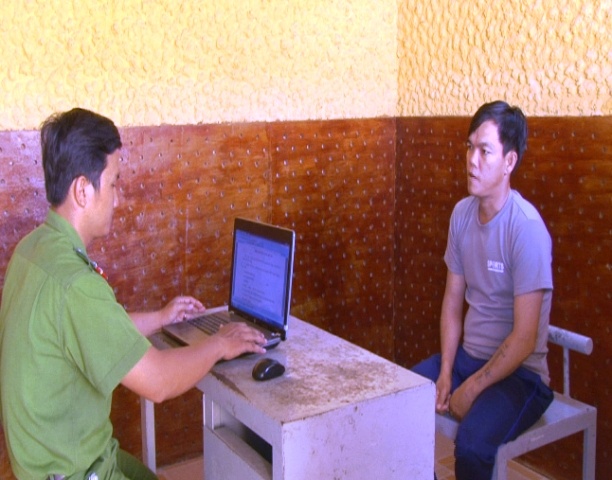 Nua dem xong vao nha chem 2 vo chong cuop vang hinh anh