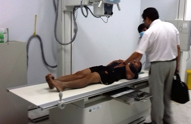 Thanh nien hua khong tu tu sau 2 lan nhay cau hinh anh