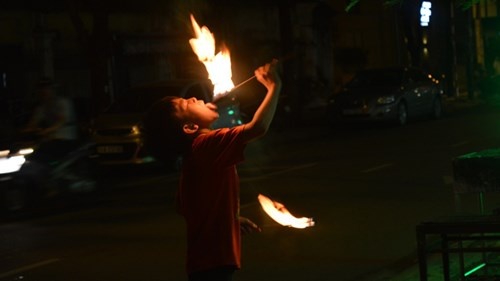 Bat chuoc “sieu nhan” phun lua, be trai 7 tuoi bong nang hinh anh