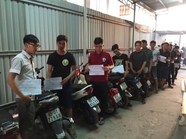 Tam giu 32 thanh nien co dau hieu dua xe, co vu hinh anh