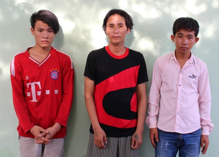 3 thanh nien khong che chong, hiep dam vo o mien Tay hinh anh