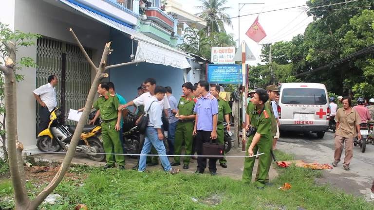 Dam thung nguc ban nhau roi vao nha nam ngu hinh anh