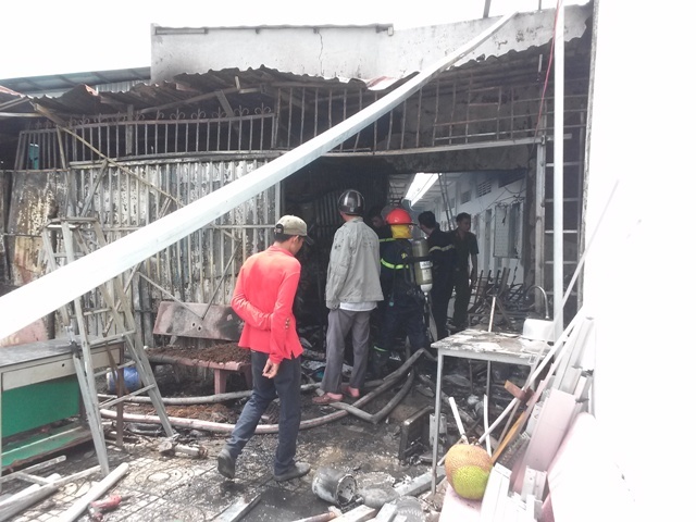 No tai kho chua do phuc vu tiec cuoi, nhieu nguoi thao chay hinh anh