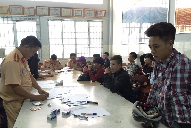 dua xe trai phep anh 1