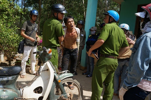 Thanh nien vi pham giao thong danh 2 canh sat bi thuong hinh anh