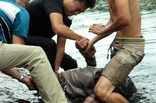 Canh sat boi song, truy bat 2 ten cuop day chuyen hinh anh