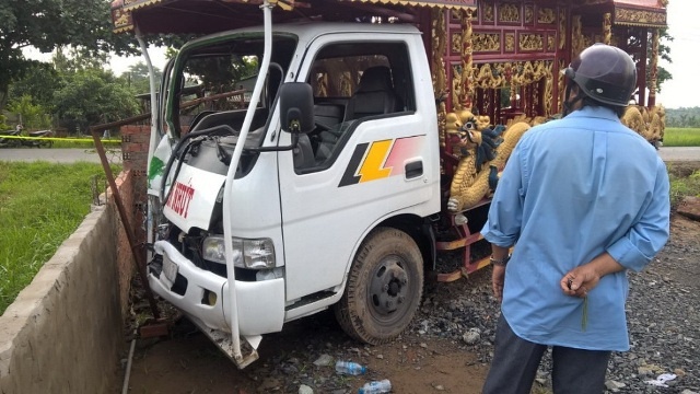 Tong manh vao xe tang, 3 thanh nien tu vong hinh anh