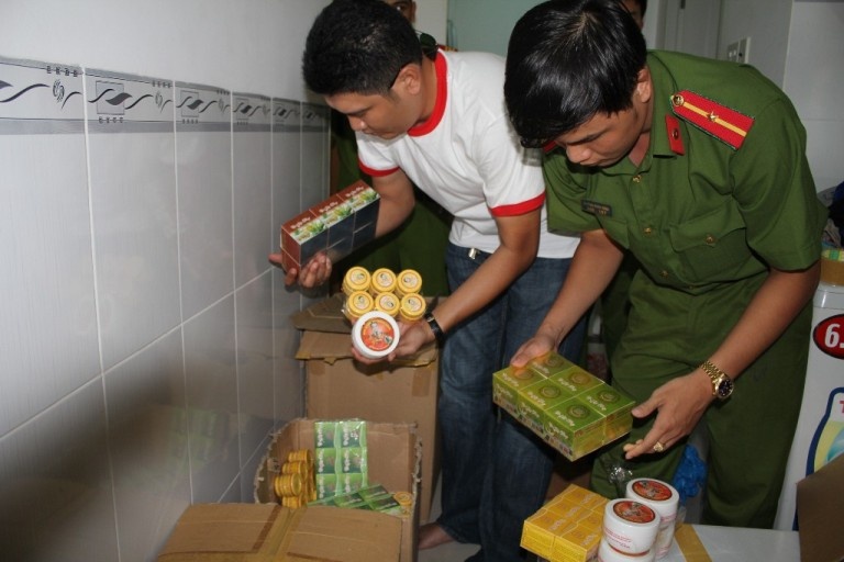 My pham duong da, kem chong nang san xuat trong nha tro hinh anh