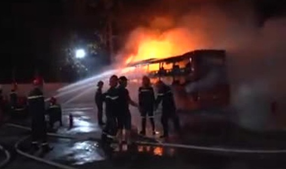 Xe khach Kim Hoang boc chay khi vua ve ben hinh anh