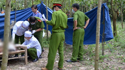 Nguoi phu nu chet trong cong vien voi 31 vet thuong hinh anh