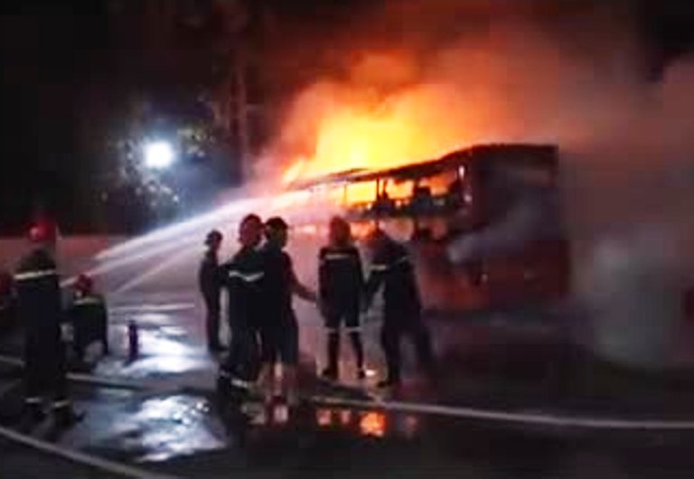 Xe khach Kim Hoang boc chay do hong ong dan dau hinh anh