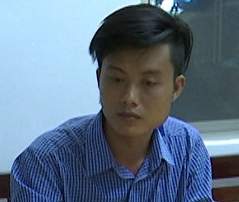 3 thanh nien chay oto say xin, chong doi canh sat hinh anh