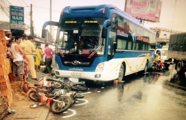 Xe khach tong 4 xe may cho qua duong, mot nguoi tu vong hinh anh