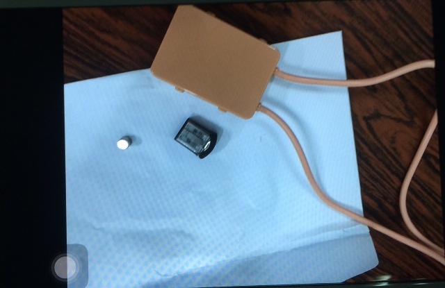 Ba y si gan thiet bi thu phat song trong tai de gian lan hinh anh