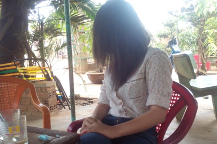 4 thanh nien mien Tay hai doi nu tiep vien 18 tuoi hinh anh