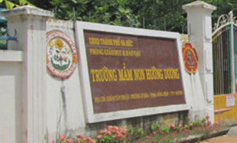 Be trai 6 tuoi bi tu quan ao de chet hinh anh