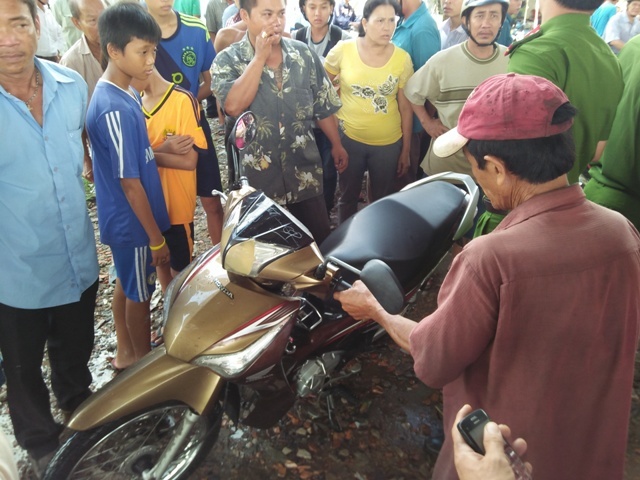 Nam thanh nien lao thang xe may xuong song tu van hinh anh