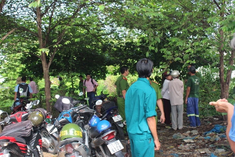 Phat hien mot phu nu chet trong tu the treo co hinh anh